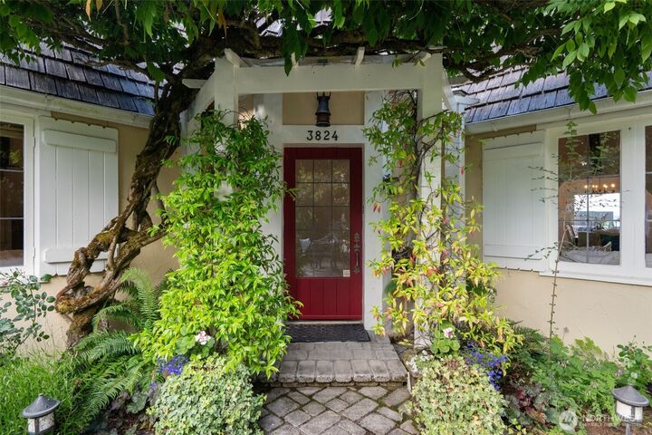 Property Photo:  3824  48th Avenue NE  WA 98105 