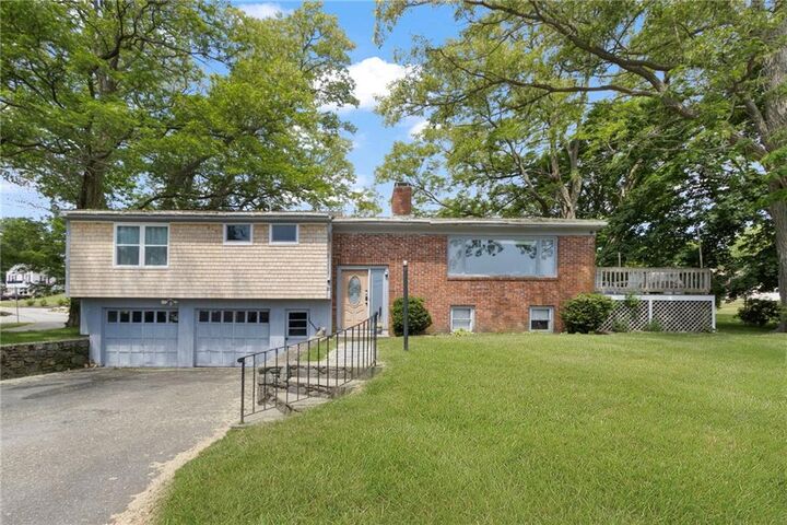 Property Photo:  10 Johnnycake Lane  RI 02871 