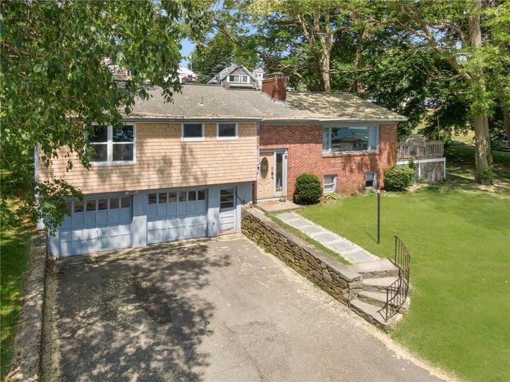 Property Photo:  10 Johnnycake Lane  RI 02871 