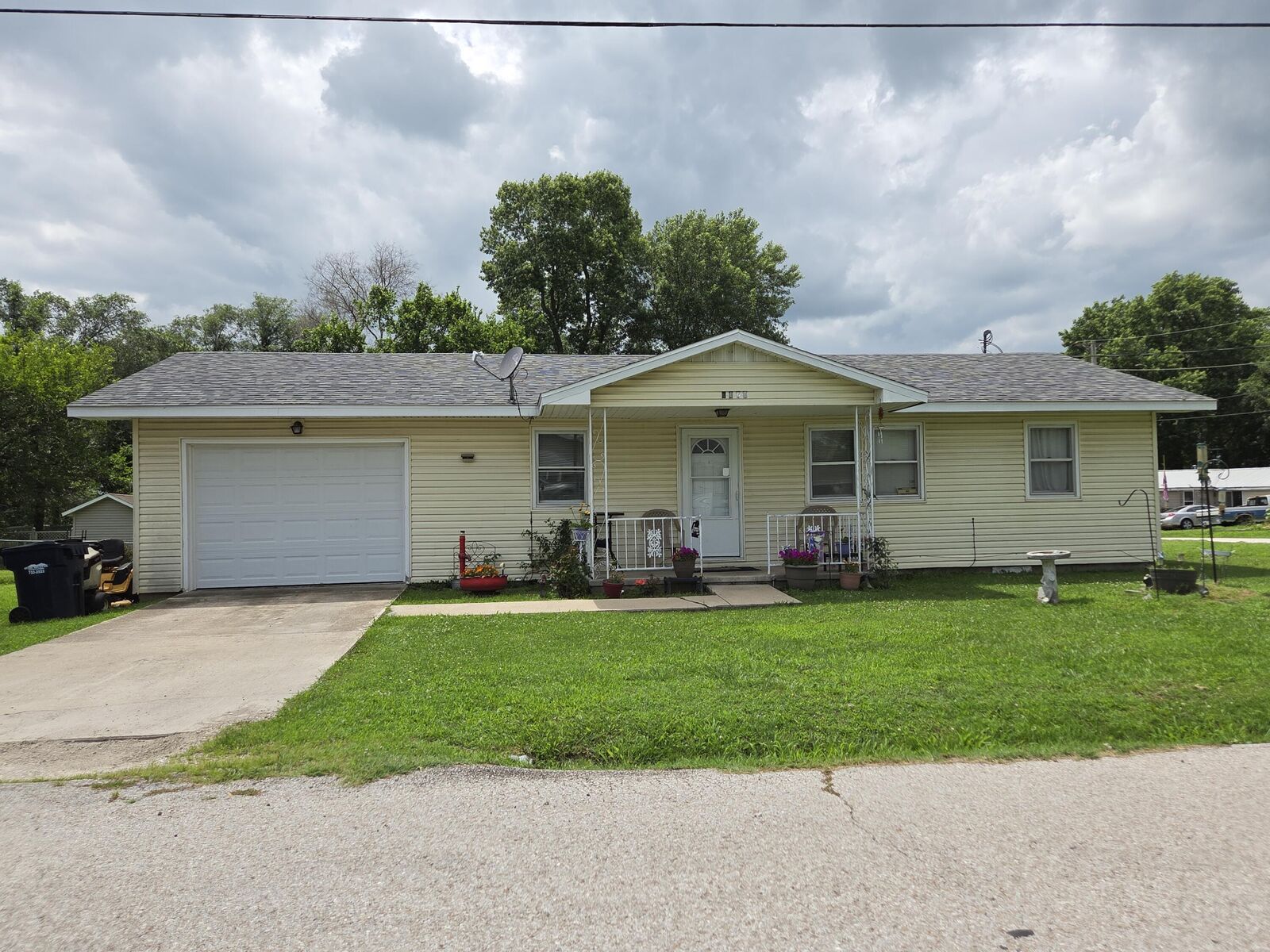 Property Photo:  1127 N Oak Street  MO 65622 