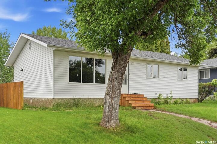 Property Photo: 118 Smallwood Crescent SK S7L 4Z6