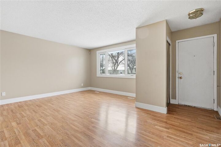 Property Photo: 94 Lloyd Crescent SK S4R 6C1