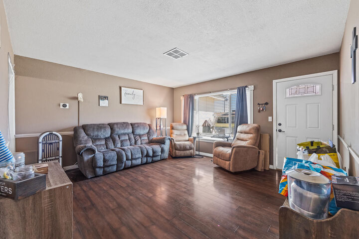 Property Photo: 1306 Elaine Drive CA 93230