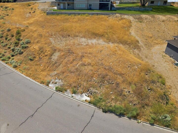 Property Photo: 1051 Allenwhite Dr WA 99352