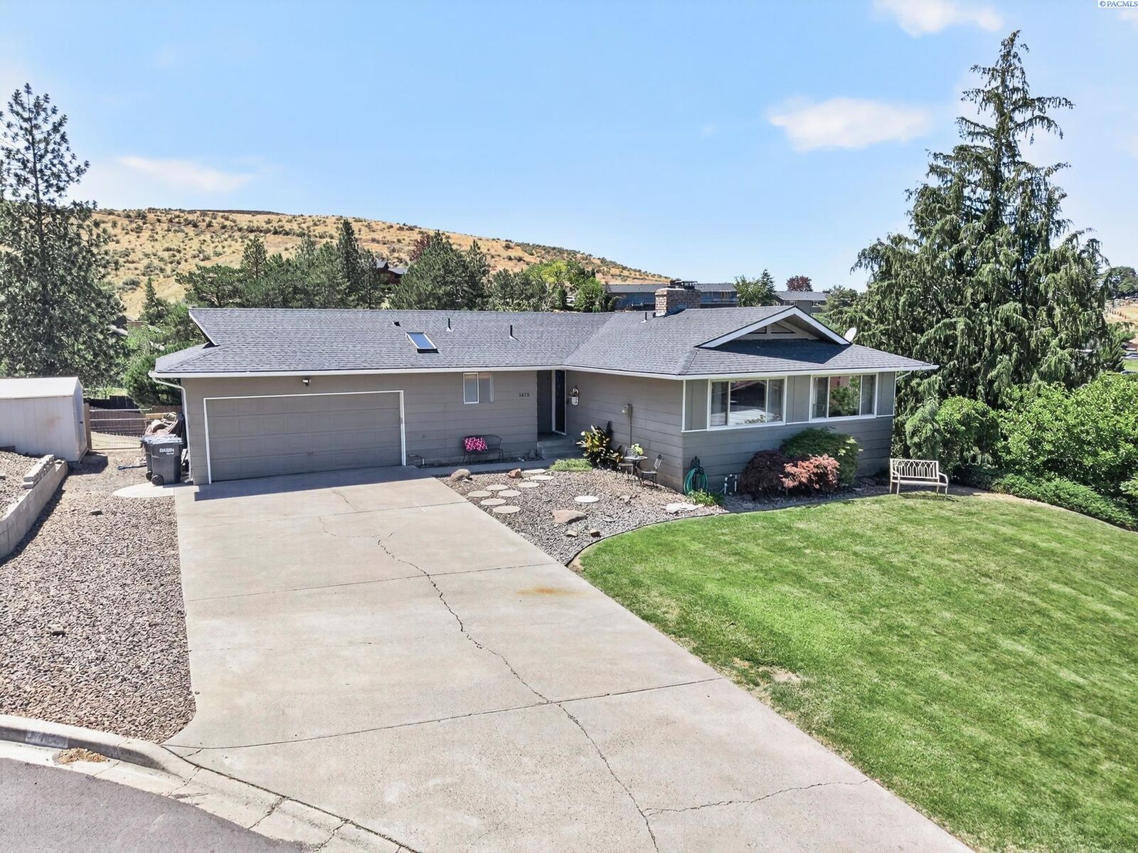 Property Photo: 1415 Roza Vista WA 99350
