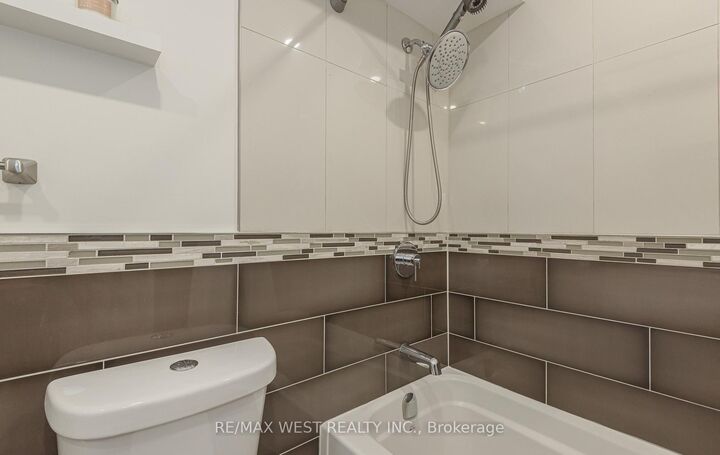 Property Photo: 530 Lolita Gardens NE 1407 ON L5A 3T2