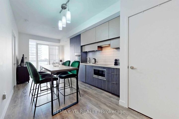 Property Photo: 8 Eglinton Avenue E 2212 ON M4P 0C1