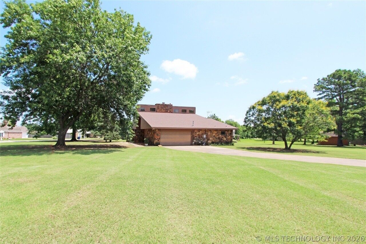 Property Photo: 819 W Seminole Avenue OK 74048