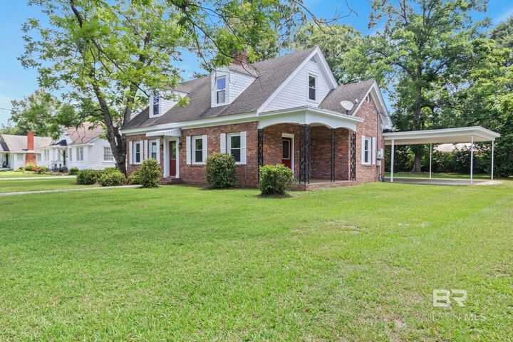 Property Photo: 900 Lovelace Avenue AL 36426