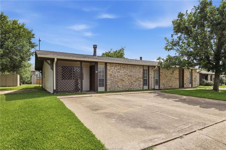 Property Photo:  2100 Windsor Drive 37  TX 77802 