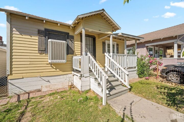 Property Photo: 707 San Emidio Street CA 93268