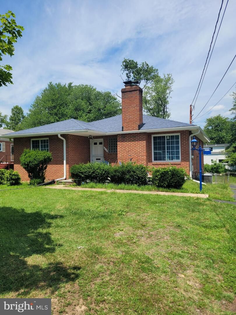 Property Photo: 6116 Munson Hill Road VA 22044