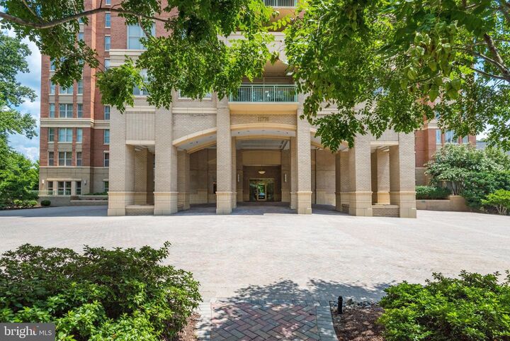 Property Photo:  11776 Stratford House Place 1404  VA 20190 