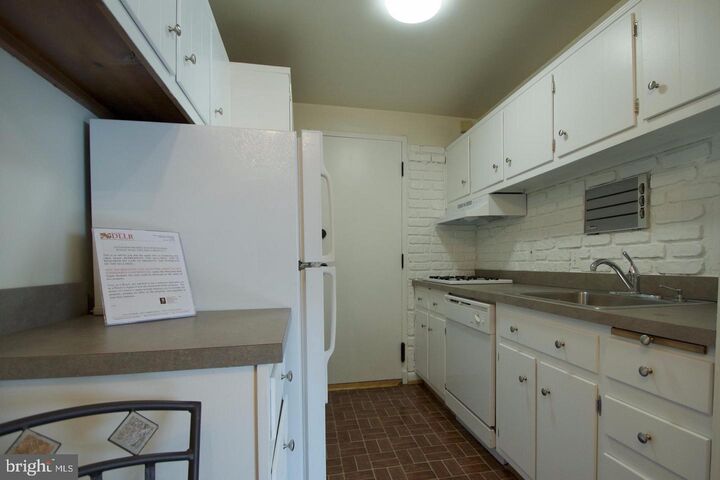 Property Photo:  10201 Grosvenor Place 628  MD 20852 