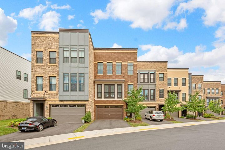 Property Photo:  23094 Sullivans Cove Square  VA 20148 