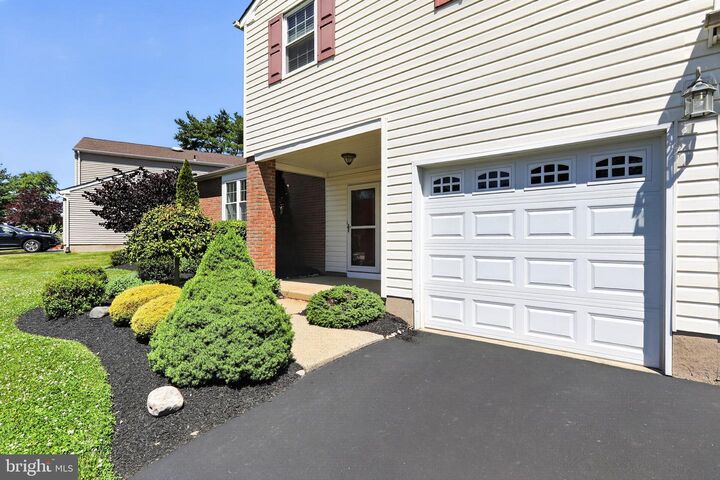 Property Photo:  1212 Wedgewood Drive  PA 18974 