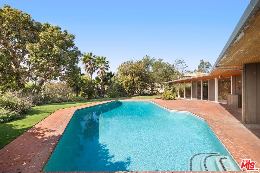 Property Photo:  590 N Tigertail Rd  CA 90049 