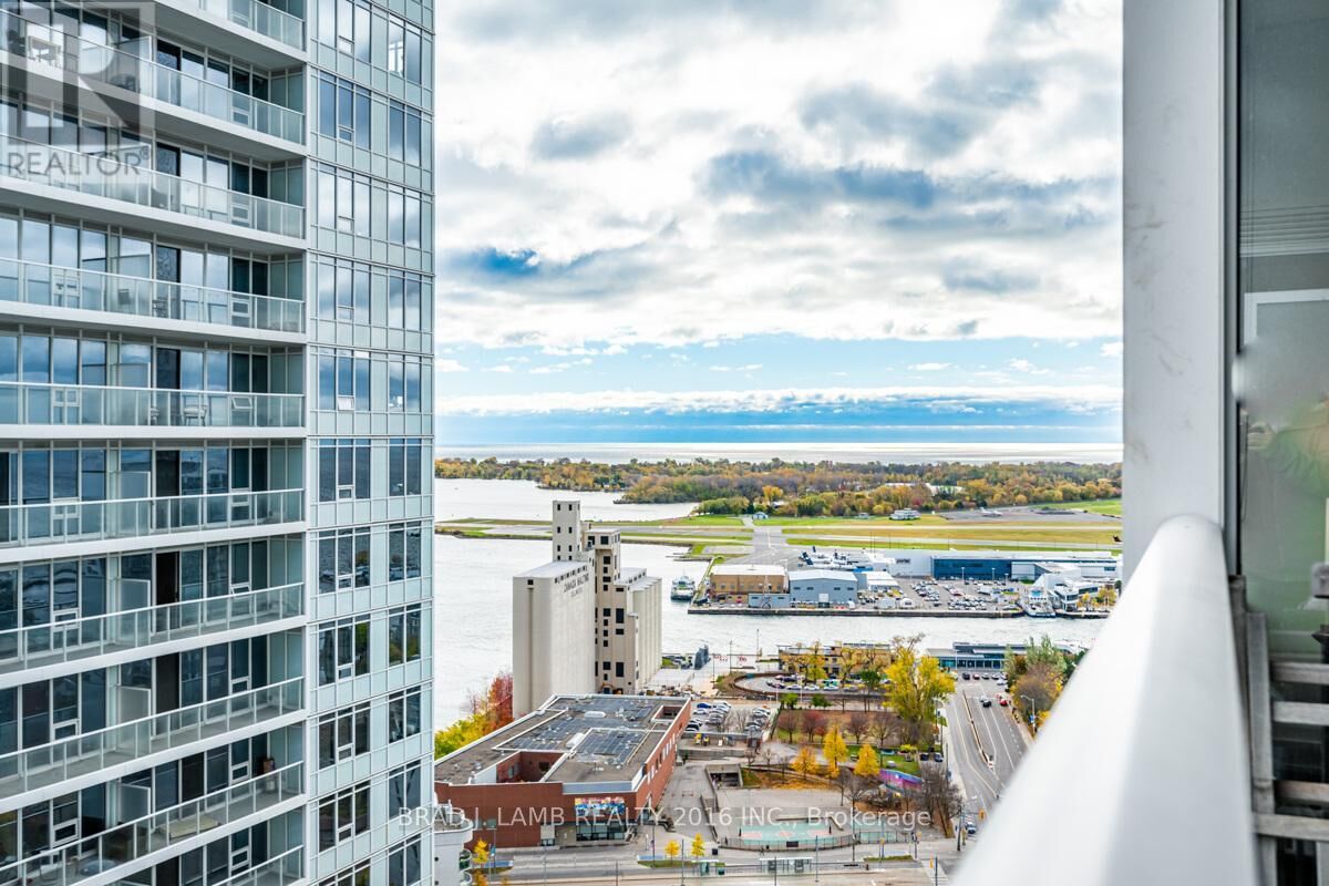 Property Photo:  19 Bathurst Street 3208  ON M5V 0N2 