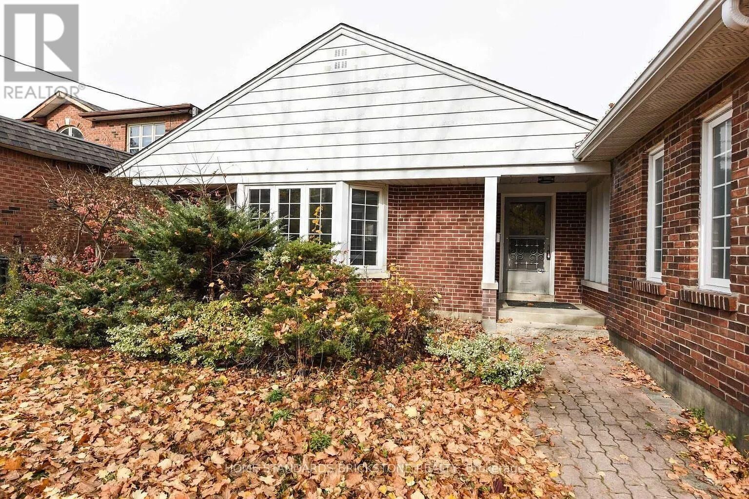 Property Photo:  90 Centre Avenue North  ON M2M 2L6 