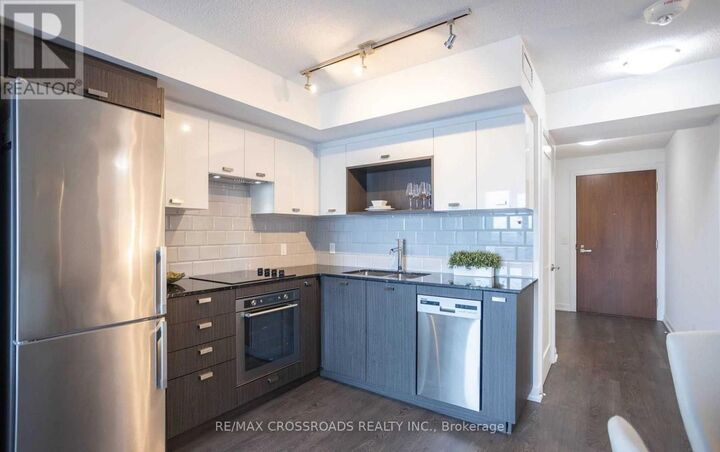 Property Photo: 275 Village Green Square 525 ON M1S 0L8