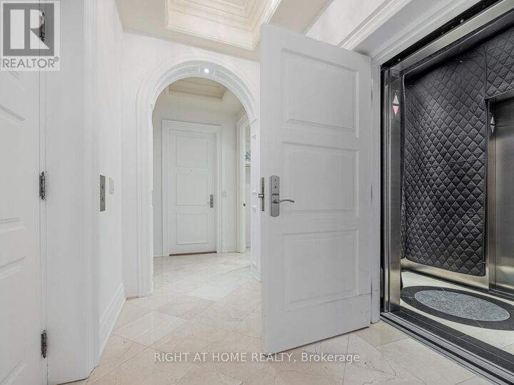 Property Photo: 2095 Lake Shore Boulevard West Lph19 ON M8V 4G4