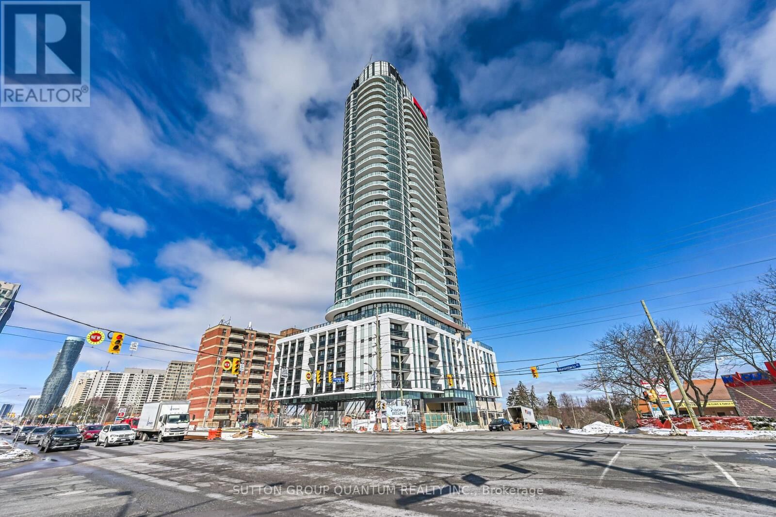 Property Photo: 1 Fairview Road East 2707 ON L5A 4C6