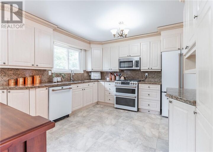 Property Photo:  585 Summerhill Crescent  ON P3A 4T3 