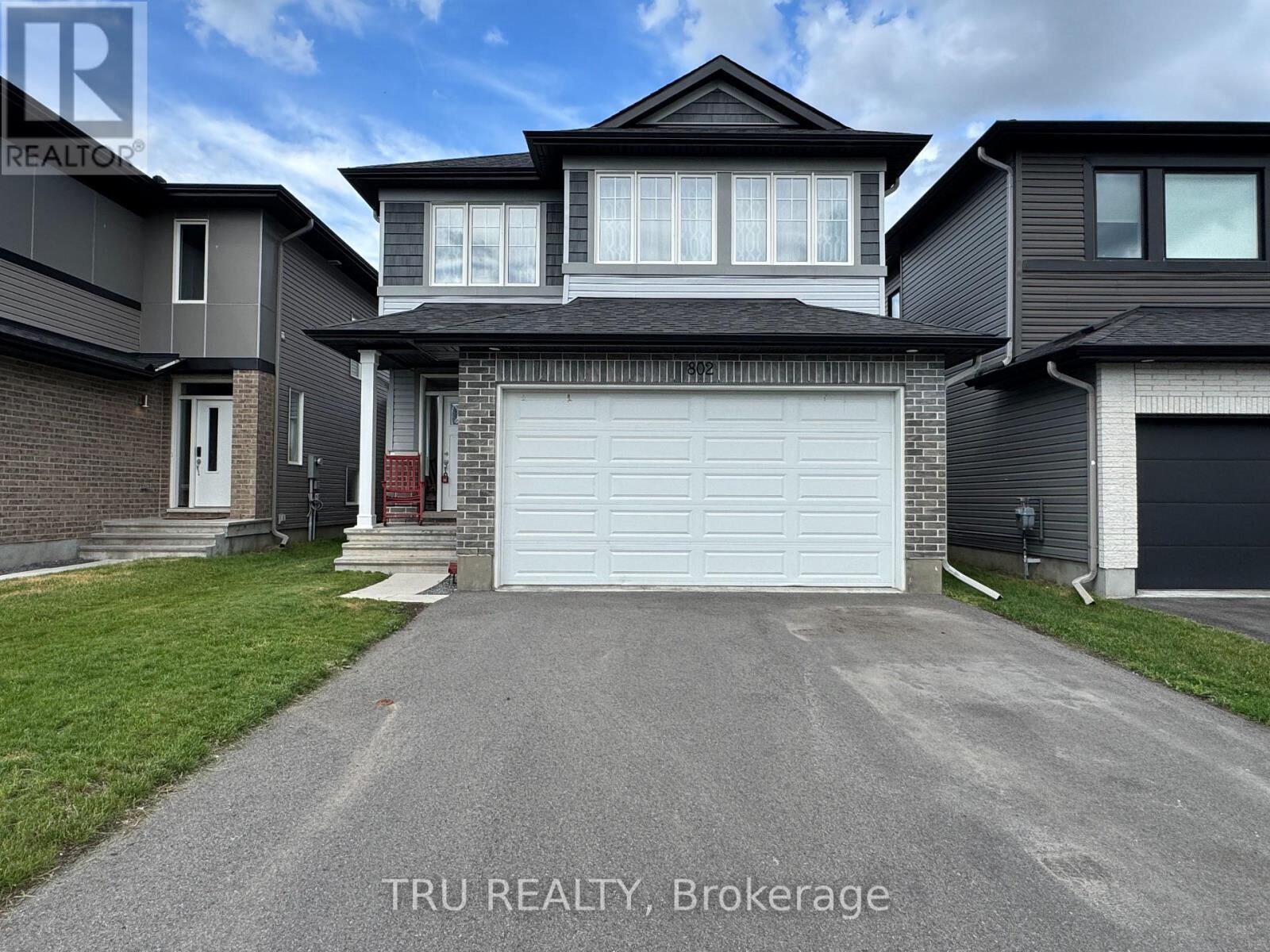 Property Photo: 802 Sendero Way ON K2S 0Y9