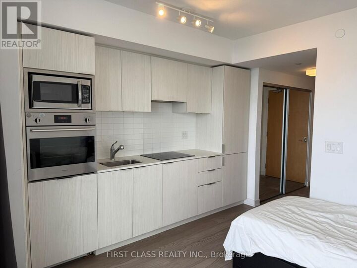 Property Photo: 11 Wellesley Street West 4212 ON M4Y 0G4
