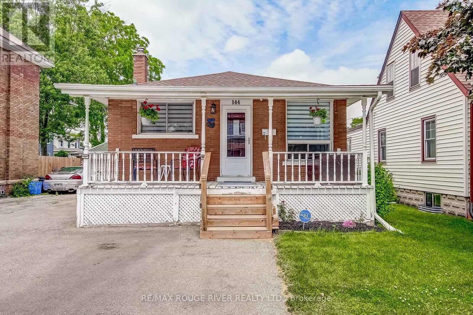 Property Photo:  144 Elizabeth Street West  ON L3C 4M4 