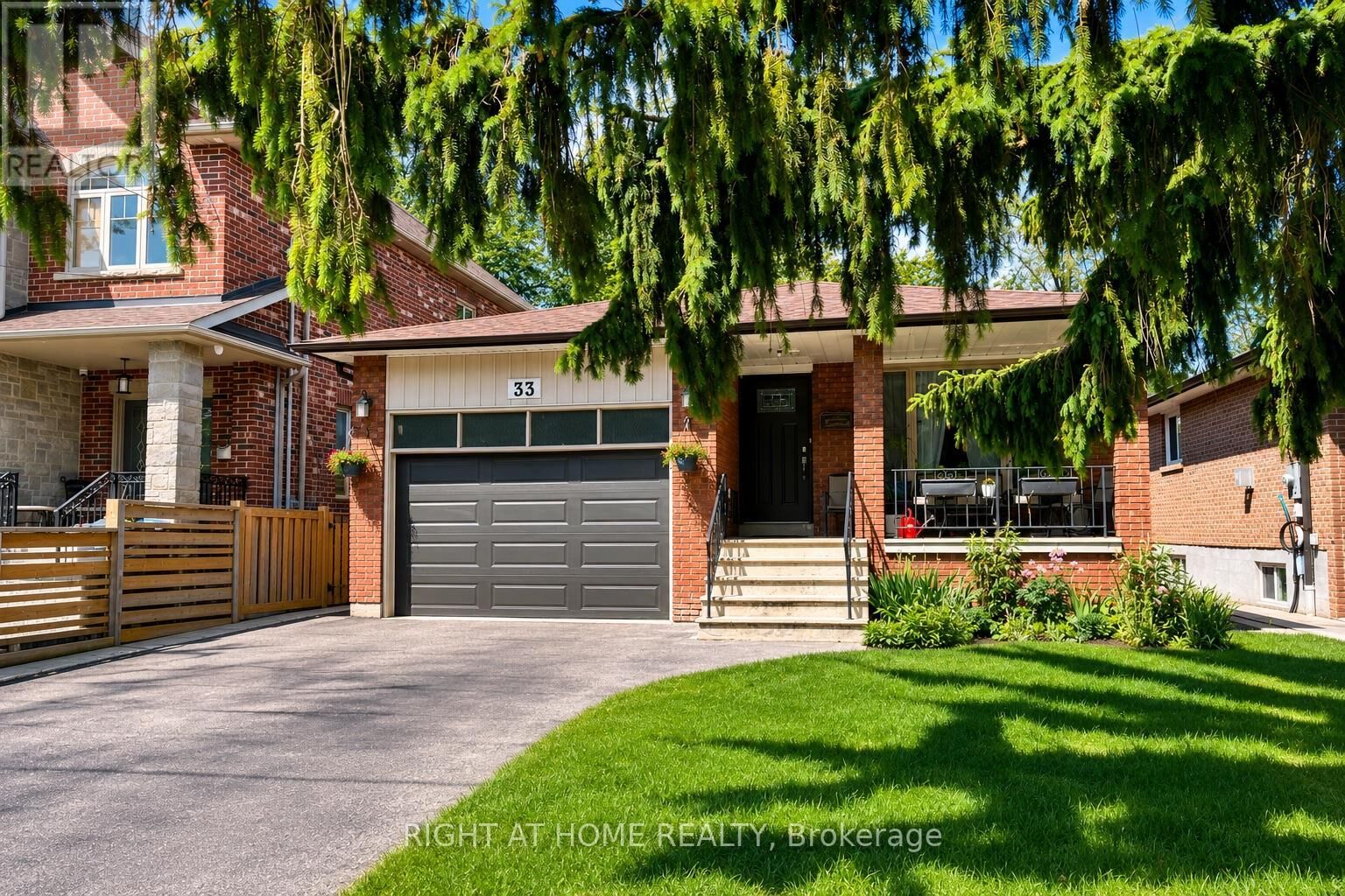 Property Photo:  33 Benson Avenue  ON L5H 2P3 