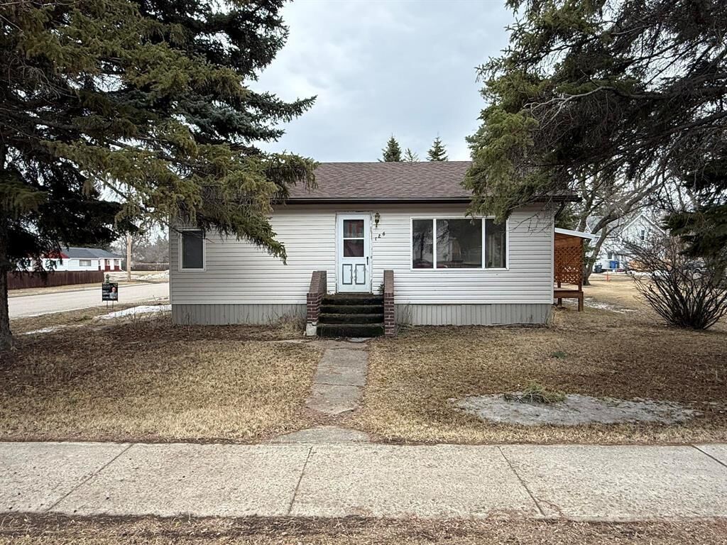 Property Photo: 126 Broadway Avenue MB R0K 1G0