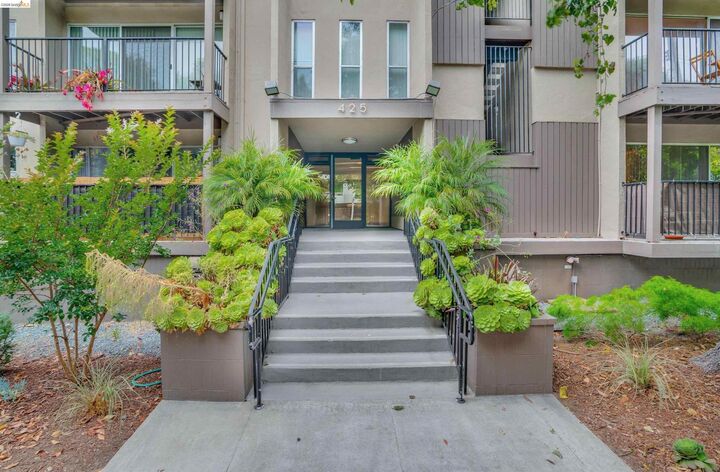 Property Photo:  425 Orange St 202  CA 94610 