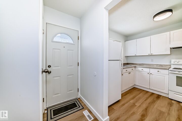 Property Photo:  9D Castle Terrace NW  AB T5X 2E6 