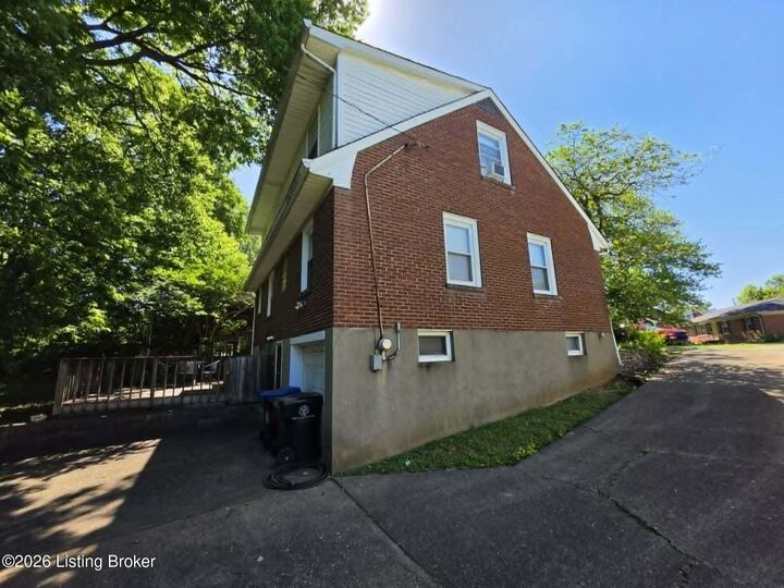 Property Photo: 2015 Tyrone Dr KY 40218