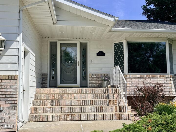 Property Photo:  814 W Turnpike Avenue  ND 58501 