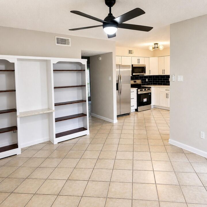 Property Photo: 6106 W Airport Boulevard 18 TX 77035