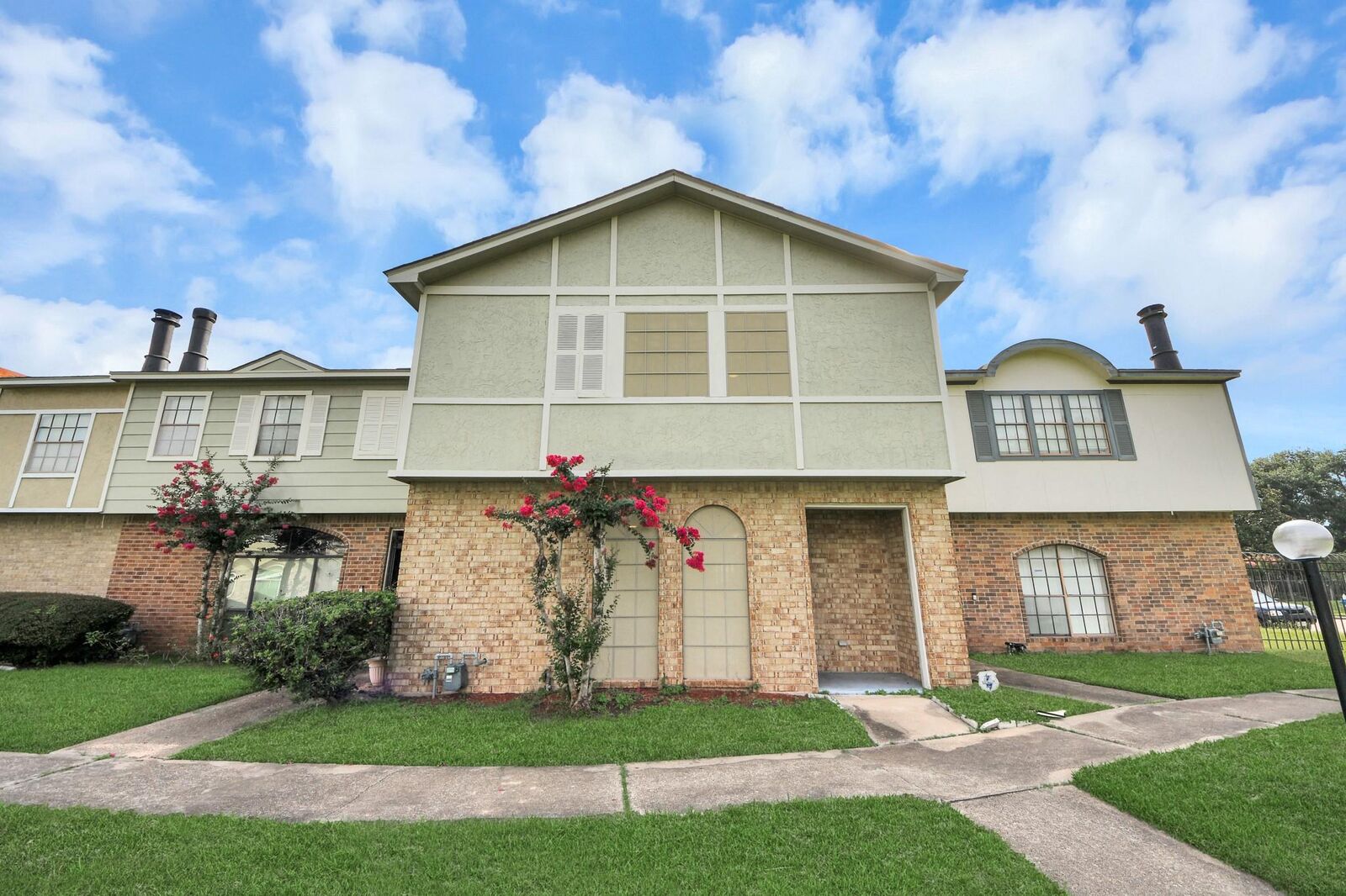 Property Photo:  6470 Creekbend Drive  TX 77096 