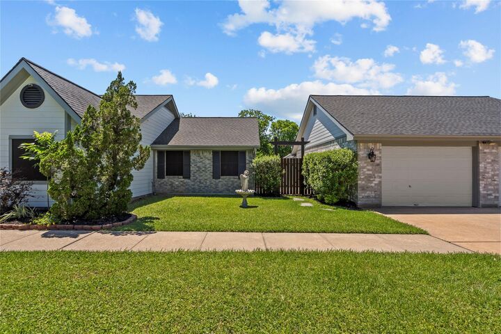 Property Photo:  5018 Starboard Lane  TX 77539 