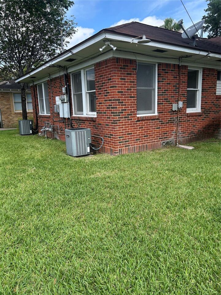 Property Photo: 1104 Key Street TX 77009