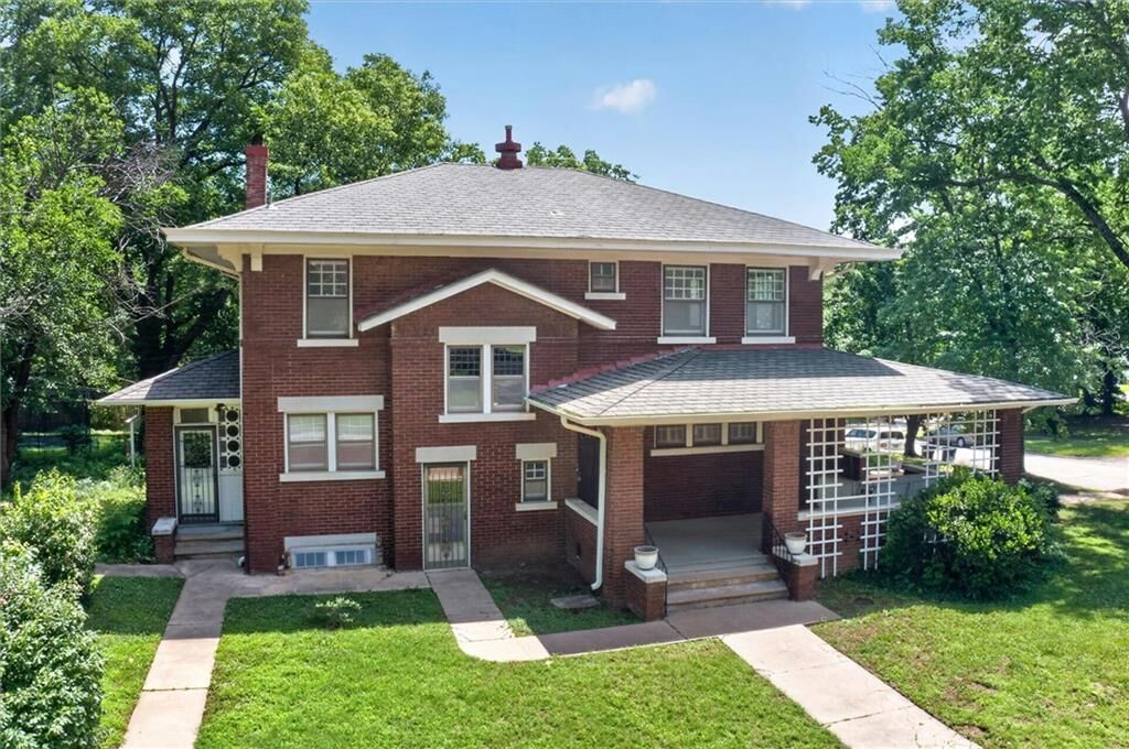 Property Photo:  400 E Locust Street  KS 67301 