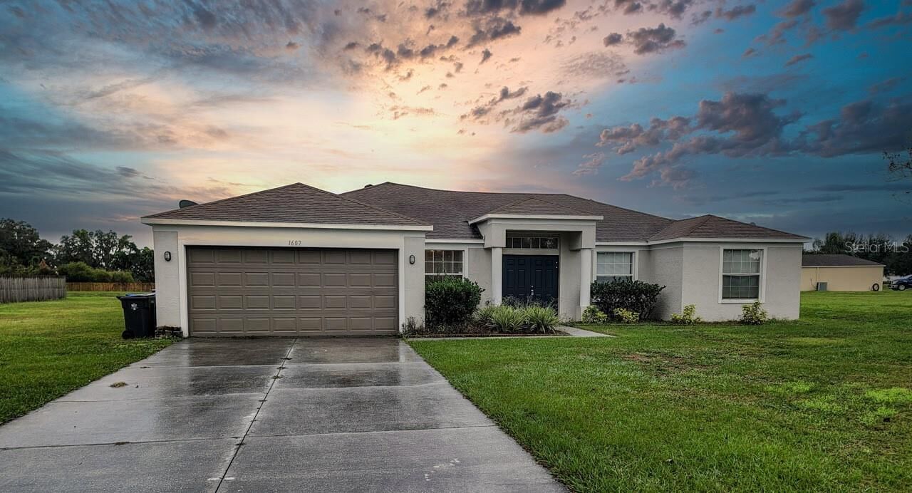 Property Photo: 1607 Avondale Ridge Drive FL 33567