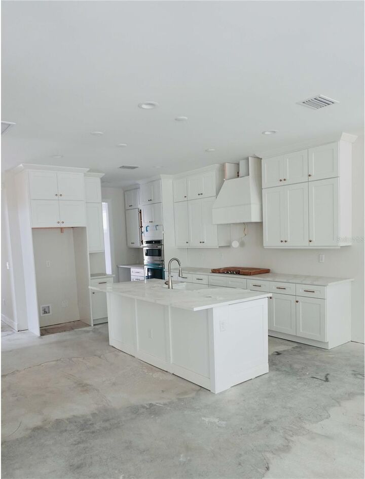 Property Photo: 3905 W Tacon Street FL 33629
