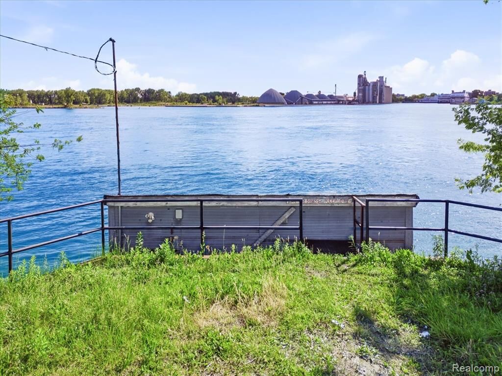 Property Photo: 804 Merchant Street MI 48060 3910