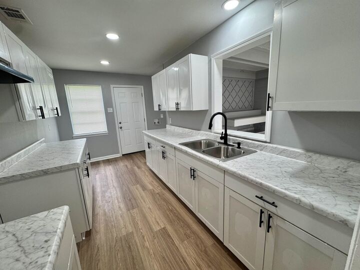 Property Photo:  5076 Newton Dr  TN 38109 