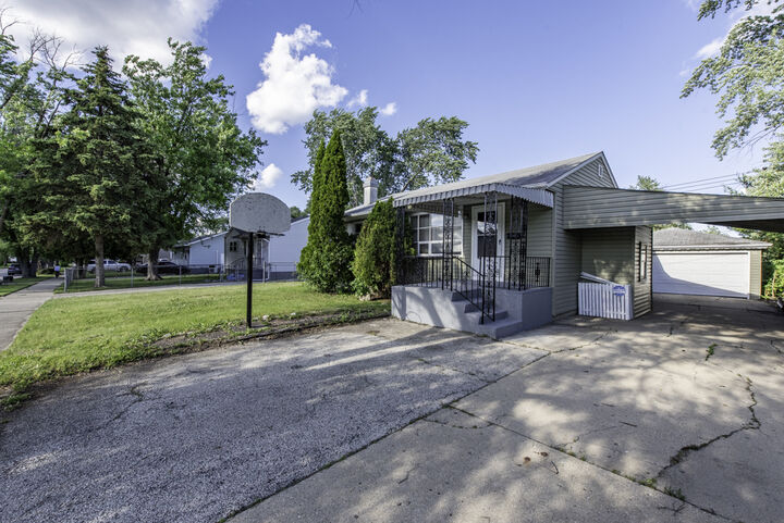 Property Photo: 2809 N Elmwood Avenue IL 60087