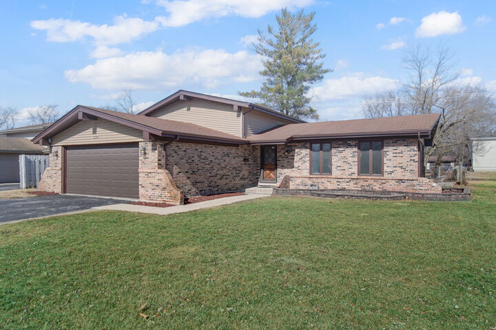 Property Photo: 1124 Jamie Lane IL 60430