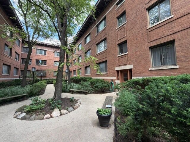 Property Photo:  804 W Lakeside Place 201  IL 60640 