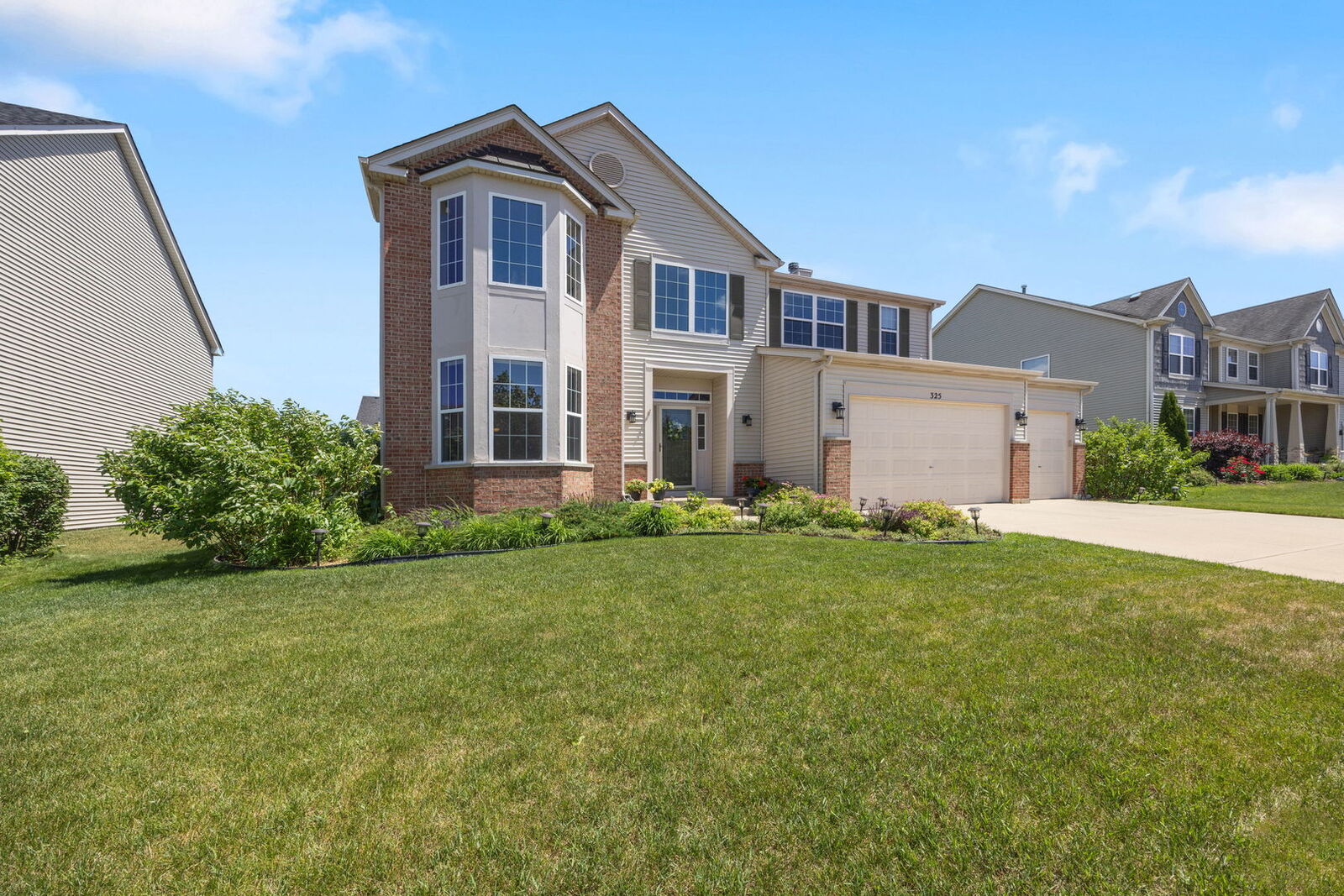 Property Photo: 325 Forest Trail IL 60177