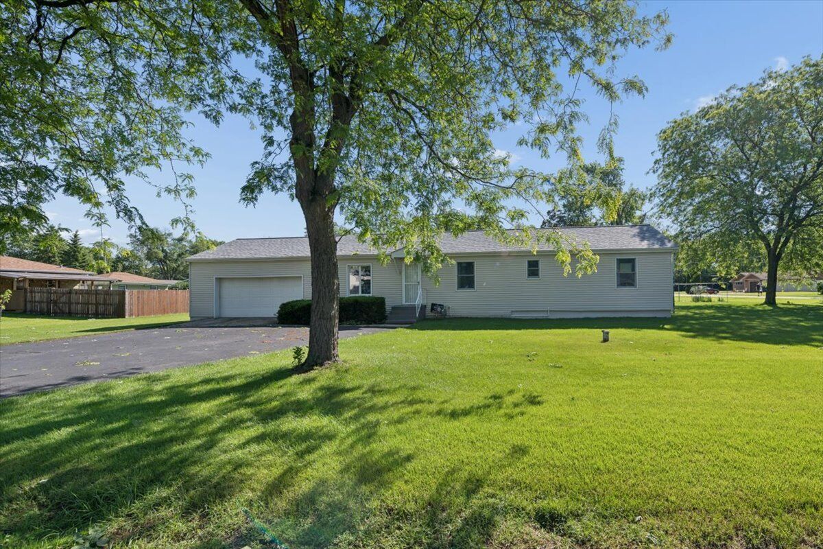 Property Photo: 2504 Commonwealth Avenue IL 60435